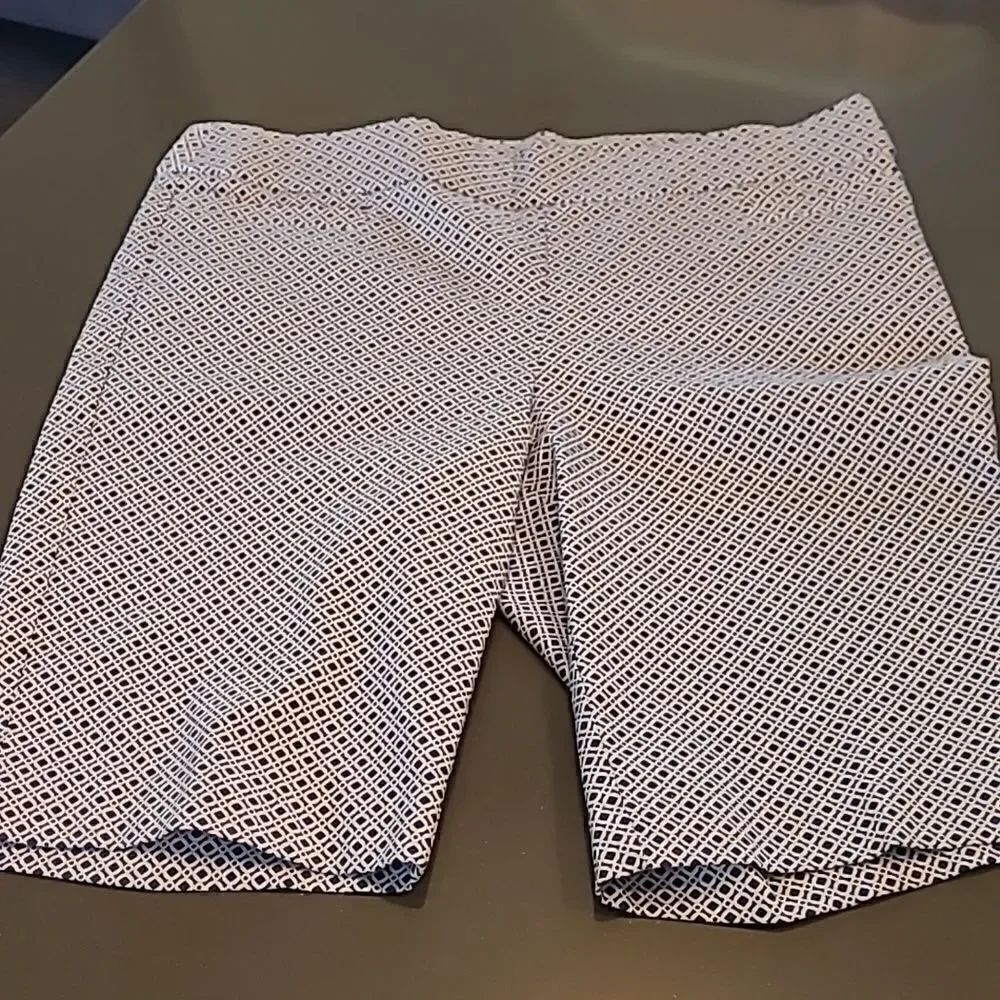 Briggs sz 12 geometric design Bermuda shorts NWOT